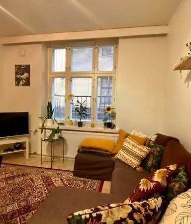 Lovely Apartment In The Centre, Street Level And Inner Yard ヘルシンキ エクステリア 写真